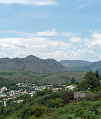 Fototapeta premium panoramica bosque del centinela, bosque, casas, montañas, paisaje, zapopan, las cañadas
