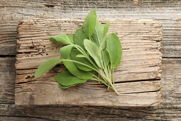 Obraz premium Fresh sage leaves on wooden table, top view