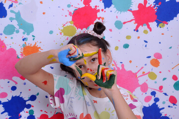 menina olorido divertimento com tintas coloridas recreação escolar criativa 