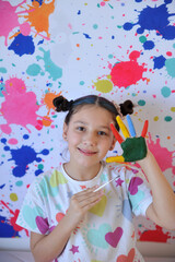 menina com rosto colorido divertimento com tintas coloridas recreação escolar criativa 