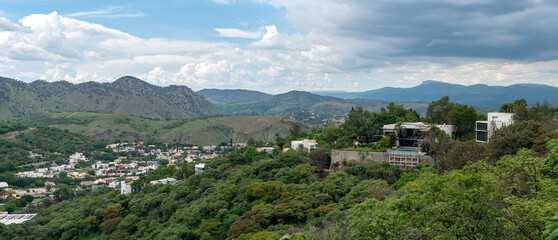 Fototapeta premium panoramica bosque del centinela, bosque, casas, montañas, paisaje, zapopan, las cañadas