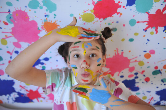 menina com rosto colorido divertimento com tintas coloridas recrea&ccedil;&atilde;o escolar criativa 