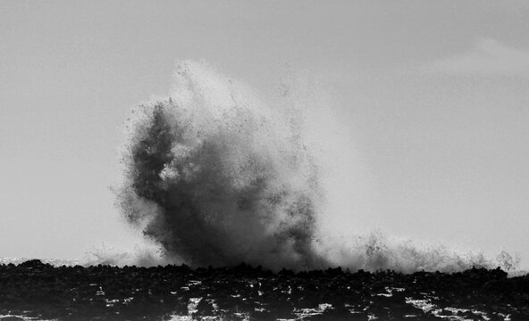 ondas a bater nas rochas