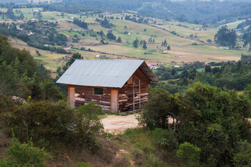 Fototapeta premium Casa de campo, fotografía de una cabaña en medio de la naturaleza