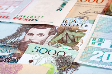 Primer plano de diferentes nominaciones de billetes colombianos de dinero