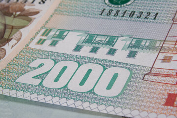Primer plano de diferentes nominaciones de billetes colombianos de dinero