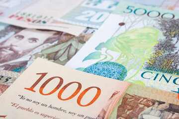 Primer plano de diferentes nominaciones de billetes colombianos de dinero