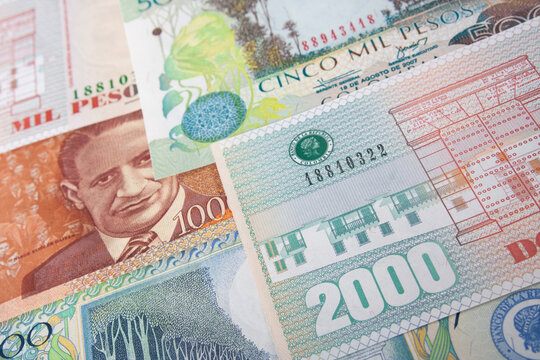 Primer plano de diferentes nominaciones de billetes colombianos de dinero