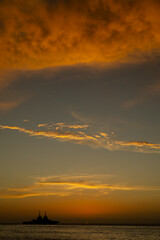 atardecer barco horizonte