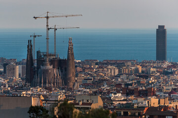 Naklejka premium Sagrada Familia vista desde Montjuic con panorámica de la ciudad, Barcelona
