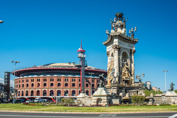 Obraz premium Panorámica de la Plaza España en Barcelona, con el Mall arenas de fondo.