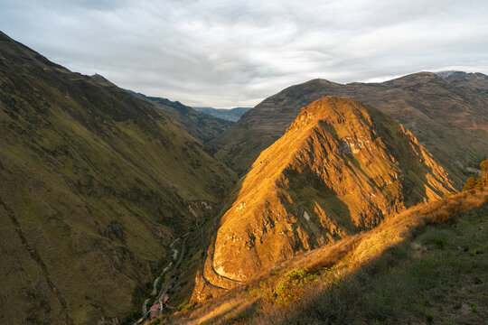Coucher de soleil sur la montagne Nez du Diable. Voie ferr&eacute;e au soleil couchant. Nariz del Diablo, Equateur