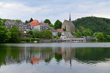 Beyenburger Stausee und Klosterkirche Sankt Maria Magdalena in Wuppertal Beyenburg, NRW, Deutschland