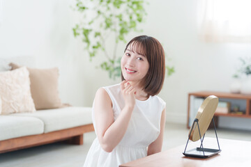 Naklejka premium 考える若い女性（美容・スキンケア）