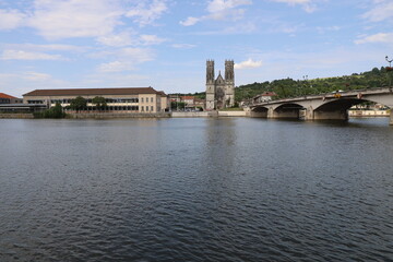 Obraz premium La rivière Moselle, ville de Pont à Mousson, département de la Meurthe et Moselle, France