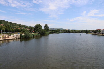 Obraz premium La rivière Moselle, ville de Pont à Mousson, département de la Meurthe et Moselle, France