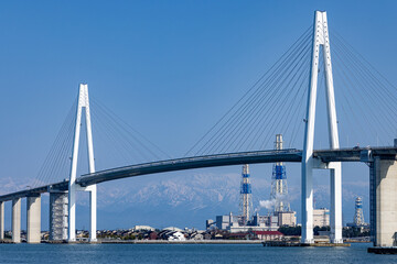 海王丸パークと新湊大橋