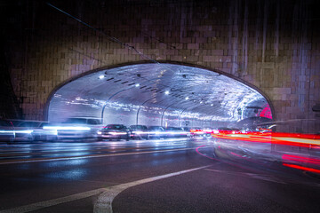 Tunel, samochody, noc © Grzegorz