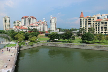 シンガポール　川辺の集合住宅群