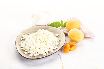 Cottage cheese with apricot and cream