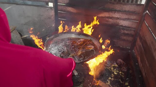 The process of frying cassava chips, masala tapioca chips or keripik singkong