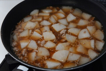 麻婆大根を作る様子