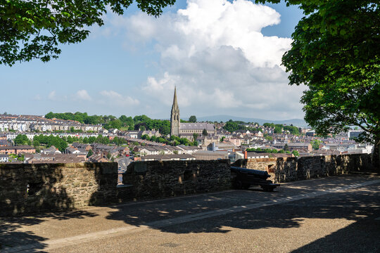 Ausblick auf Londonderry von der Stadtmauer Derry Stadt Nordirland County Derry