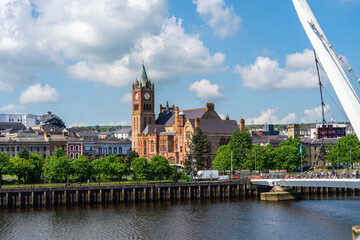 Obraz premium Rathaus am River Foyle Londonderry Derry Stadt Nordirland County Derry