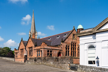 Gebäude an der Stadtmauer von Londonderry Derry Stadt Nordirland County Derry mit Kirchturm im...