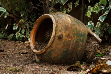 Vasija de cerámica rota con tierra en su interior decorando el jardín de una casa, Alcoy, España