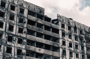 Fototapeta premium destroyed building in a city lost in the war in Ukraine