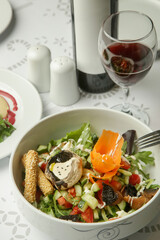 Green salad with mushrooms, fresh veggie with olive oil and lemon dressing, a healthy and delicious meal option.