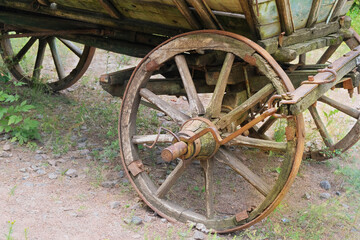 Obraz premium Vintage wooden cart. Traditional country vehicle in nature background.