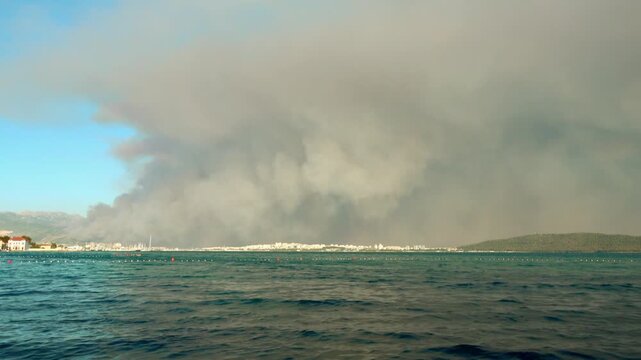 fire threatens to destroy outskirts of Croatian Split