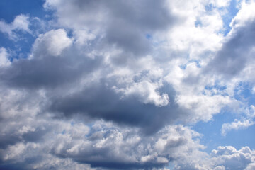 雲の多い空、青空に夏の雲
