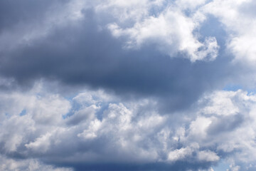雲の多い空、かすかに青空も見える