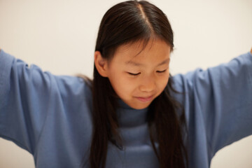 夏休みの小学生の女の子が楽しく宿題をする様子