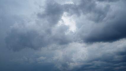 真夏の空の暗い積乱雲の様子