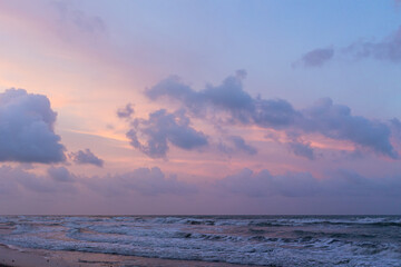 Mar Caribe en Tortuguero Costa Rica cal atardecer con tonos rosas y amarillos y nubes en el horizonte