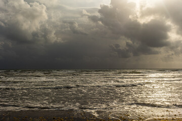 Mar Caribe en Tortuguero Costa Rica con nubes de tormenta en tonos grises
