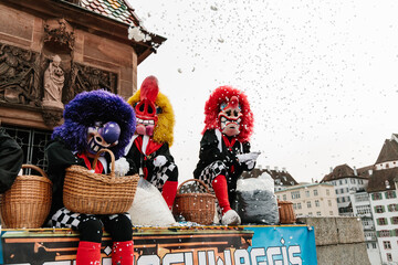 Waggis streuen Konfetti an der basler fasnacht