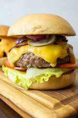 Hamburguer suculento, Juicy Cheeseburger with Bacon and Pickles