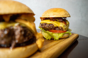 Hamburguer suculento, Juicy Cheeseburger with Bacon and Pickles