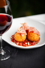 Arancini, com tomatada, presunto cru e pinoli.
Arancini, with tomato, raw ham and pine nuts.