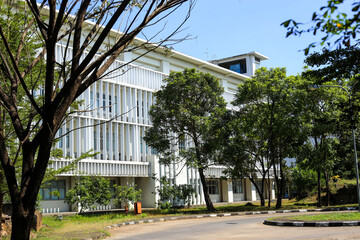 White multi-storey campus building during the day