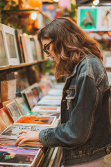 Obraz premium A woman is browsing through a book store