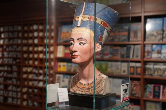 Kopie der B&uuml;ste der Nofretete im Museumsshop der James-Simon-Galerie in Berlin am 25.07.2024