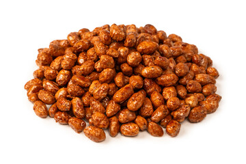Obraz premium Tasty sweet roasted peanuts isolated on a white background.