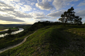 Abend über dem Naturschutzgebiet Grainberg-Kalbenstein am Main bei Karlstadt, Landkreis...
