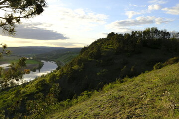 Abend über dem Naturschutzgebiet Grainberg-Kalbenstein am Main bei Karlstadt, Landkreis Main-Spessart, Unterfranken, Bayern, Deutschland.